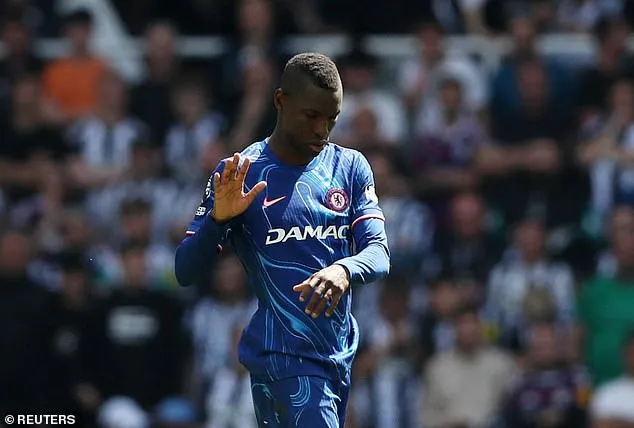 Nicolas Jackson SENT OFF after major headloss sees Chelsea star brutally elbow Newcastle 98266195 0 Image A 46 1746964374634